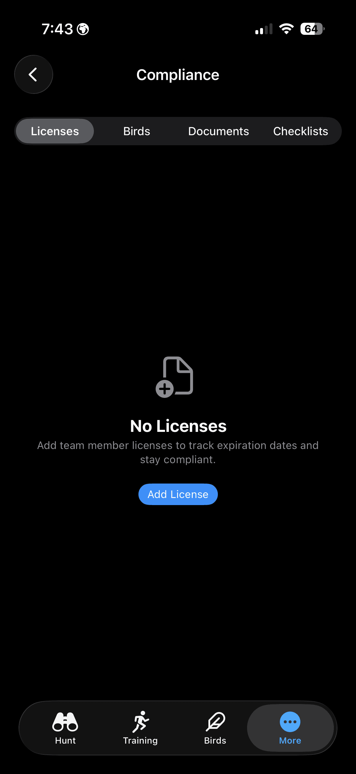 Rastreador de cumplimiento de FalconryLab mostrando licencias y permisos